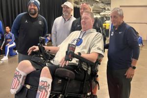 嚴(yán)重車禍致雙小腿截肢！“大竹竿”肖恩·布拉德利觀戰(zhàn)獨(dú)行俠！