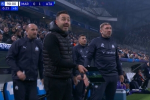 認(rèn)為亞特蘭大手球在先，德澤爾比手持平板中的視頻回放向裁判理論