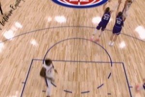 太厲害！康寧漢姆撤步頂著兩人扔進(jìn)三分 末節(jié)已砍下19分！