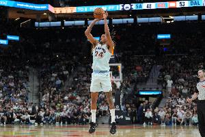 五成命中率！瓦塞爾半場(chǎng)8中4&三分4中2拿到11分2籃板3助攻