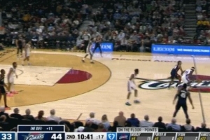 血虧！米切爾橫傳失誤&博納搶斷 泰森反搶拉拽被吹越位犯規(guī)