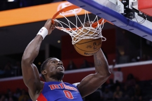 內線支棱起來！杜倫半場12中9砍18分10板 第二節(jié)12分&多次暴扣