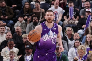 單人打出的得分波！米哈伊柳克首節(jié)4中4&三分2中2獨(dú)得10分