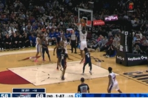 找回感覺！馬克西突破高高拋傳 德拉蒙德底線空接雙手暴扣！