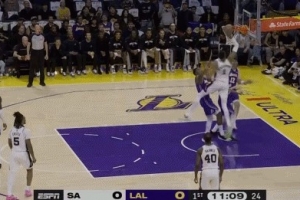 欺負(fù)人是吧！文班亞馬籃下在湖人眾將頭上點搶籃板得分