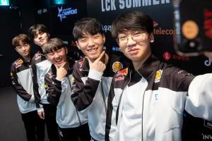 Yamato：如果之前有人說(shuō)Chovy可能是20DRX里最后一個(gè)拿S冠的 我會(huì)覺(jué)得他瘋了