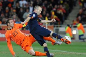 西班牙球衣設(shè)計師：球衣上的藍(lán)色為致敬伊涅斯塔，亞馬爾帶動銷量