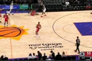 離譜！比爾運球直接運腳上被搶斷 反搶賠上一次犯規(guī)