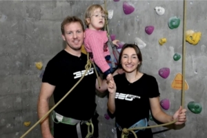 圖片報：納格爾斯曼與女友攜手病童參加活動，為慈善項目進(jìn)行宣傳