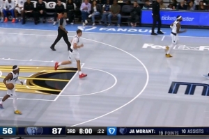 閑庭信步！莫蘭特反擊頂著防守人左手拉桿上籃！灰熊領(lǐng)先到31分！