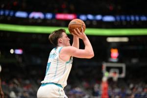 連續(xù)三場(chǎng)20+&首次30分！克尼佩爾23中9&三分13中5砍下30分8板3助