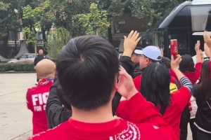 球迷夾道歡迎重慶銅梁龍球隊(duì)大巴，并高舉雙手喊“重慶雄起！”