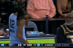 太秀了！莫蘭特眼花繚亂控球到籃下得分 半節(jié)8分5助