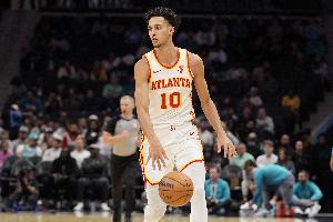 專注得分！里薩謝半場(chǎng)9中5&3罰全中砍下全隊(duì)最多14分