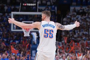 玩起來了！哈滕血帽威少 進(jìn)攻端背對(duì)籃筐出手離譜偏出