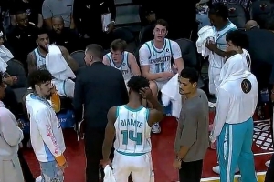 新秀配合！4號秀克尼佩爾助飛34號秀卡爾克布倫納空接暴扣！