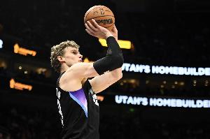 效率太低！馬爾卡寧14中4&三分4中0僅拿12分2板2助3斷 正負(fù)值-28