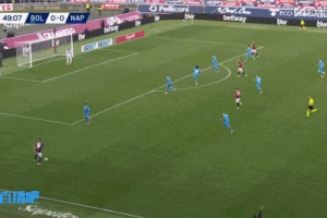 那不勒斯0-1落后！達(dá)林加接隊(duì)友傳中搶點(diǎn)破門，瓦尼亞反應(yīng)不及