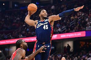 強(qiáng)勢反彈！米切爾上半場10中1僅得3分 下半場26分&關(guān)鍵7分反超