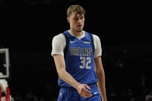 不打控衛(wèi)存在感仍然不強(qiáng)！弗拉格首節(jié)2投1中 得到2分2籃板