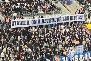 巴黎FC球迷拉橫幅調(diào)侃盧浮宮劫案：我們找到珠寶了！