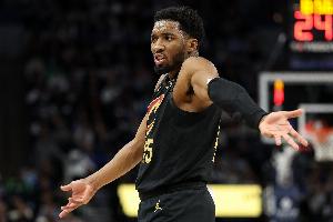 沒進(jìn)也挺帥的！米切爾滯空滿弓戰(zhàn)斧炸扣 直接砸到籃筐上了