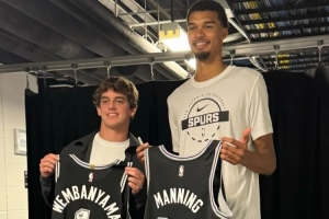 德克薩斯大學(xué)橄欖球隊(duì)成員觀戰(zhàn)馬刺 星三代曼寧與文班合影換球衣