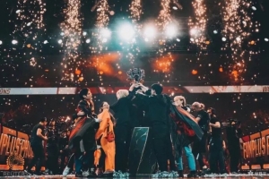 明年就退了鳳出東方，凰鳴四海！六年前的今天FPX奪得S9冠軍