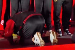 行大禮！重慶銅梁龍沖超慶典，韓國主帥張外龍向球員磕頭致謝