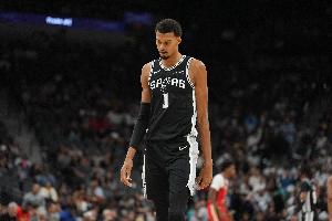 被摸透？文班自11月以來場均僅17分 命中率39.7% 場均5失誤