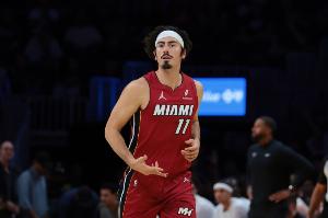 你都沒站穩(wěn)！哈克斯一條龍上籃被梅里爾造進攻犯規(guī) 熱火挑戰(zhàn)成功