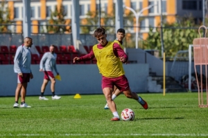 海港隊(duì)已重新集結(jié)，球員們?cè)谥鹘叹毮滤箍ㄌ氐膸ьI(lǐng)下全力備戰(zhàn)