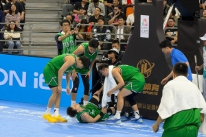 望無大礙！趙繼偉遭遇大腿拉傷 被攙扶回更衣室