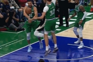 夢(mèng)回當(dāng)年！克萊頂防字母哥下手生搶成功 展現(xiàn)火熱狀態(tài)