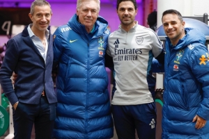 巴西隊在阿森納基地訓練，安切洛蒂與阿爾特塔合影