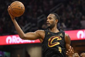 氣死了！小莫布里三分命中但教練組先暫停無效 直拍大腿