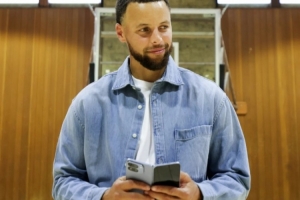 庫里曬為谷歌折疊手機(jī)拍攝廣告花絮 巴特勒亂入