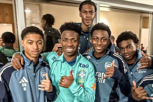 維尼修斯隨巴西隊(duì)在阿森納基地訓(xùn)練，與槍手青訓(xùn)小將合影