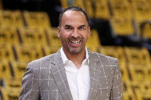 Shams：哈里森幾個月前說明年?duì)幑?如獨(dú)行俠排名高點(diǎn)他也不會被炒