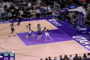 輕敵了吧！馬爾卡寧反擊起三步試圖上籃 內(nèi)史密斯追防釘板大帽