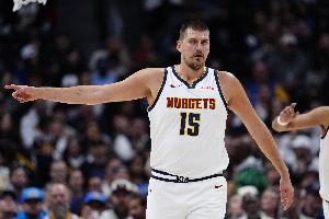 隊友不給力我自己來！約基奇勾手再進！目前14中13已砍27分！