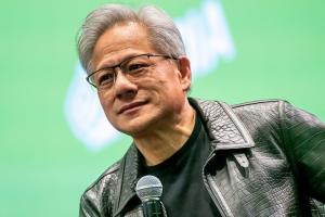 英偉達黃仁勛直言：低估華為的AI實力是“愚蠢的”