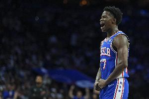 此路不通！埃奇庫姆守護(hù)籃筐 高高躍起大帽拒絕杰倫-布朗扣籃