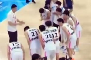 友誼第一！浙江全運男籃隊員賽后集體向杜鋒指導(dǎo)鞠躬致意