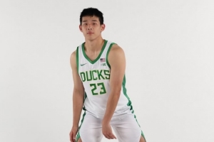 林葳5中1得2分！媒體人：比賽內(nèi)容在慢慢變好了 還需要時(shí)間適應(yīng)