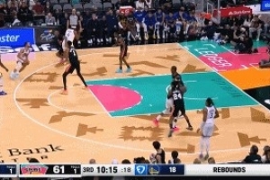 庫(kù)里借掩護(hù)三分&卡斯?fàn)枠O致追防 文班亞馬伸手再干擾迅速回?fù)尰@板