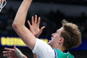 迅速挽尊！弗拉格快攻歐洲步上籃打鐵 隨后撤步三分空心入網