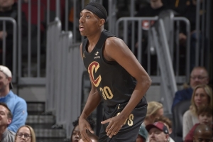 有提膝動作！湯姆林內(nèi)線得手但被吹進(jìn)攻犯規(guī) 進(jìn)球無效