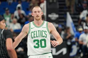 精準(zhǔn)拆彈！豪澤弧頂接鍋轟進(jìn)超遠(yuǎn)壓哨三分 綠軍三節(jié)破百