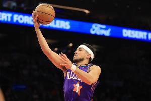 提前打卡！布克22中12砍下33分5板7助 第三節(jié)獨(dú)得16分